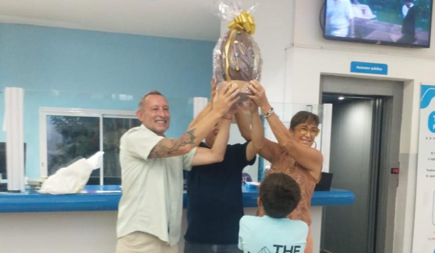 El Hospital de San Clemente celebró Pascua con su personal y sorteó un huevo de chocolate gigante