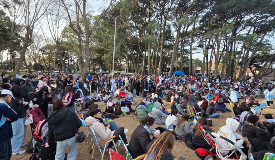 Una plaza colmada de pasión celebró otra victoria de la Selección Argentina