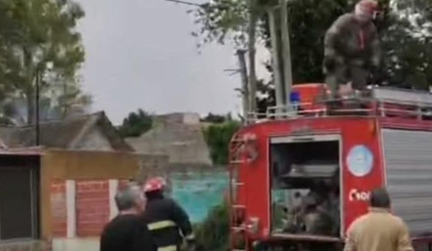 Un voraz incendio destruyó por completo una vivienda en Calle 48 entre Av. Novena y 51