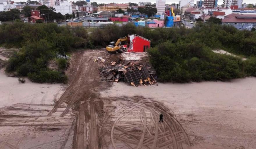 Demolieron el balneario Macarena y avanzarán con otras cuatro estructuras en Santa Teresita